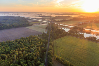 Vue aérienne de Voies ferrées sur le canal latéral de l'Elbe à Scharnebeck dans le département Basse-Saxe, Allemagne