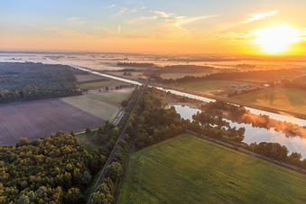 Photographie aérienne de Voies ferrées sur le canal latéral de l'Elbe à Scharnebeck dans le département Basse-Saxe, Allemagne
