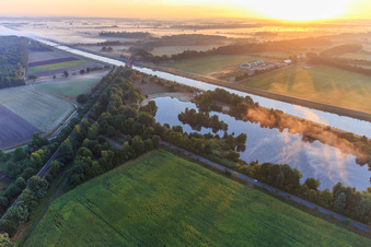Vue oblique de Voies ferrées sur le canal latéral de l'Elbe à Scharnebeck dans le département Basse-Saxe, Allemagne