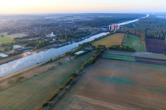 Vue aérienne de Ascenseur à bateaux et écluses sur les rives du canal latéral de l'Elbe à Scharnebeck dans le département Basse-Saxe, Allemagne