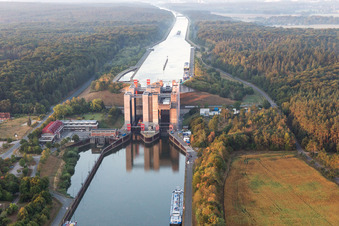 Photographie aérienne de Ascenseur à bateaux et écluses sur les rives du canal latéral de l'Elbe à Scharnebeck dans le département Basse-Saxe, Allemagne