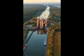 Vue oblique de Ascenseur à bateaux et écluses sur les rives du canal latéral de l'Elbe à Scharnebeck dans le département Basse-Saxe, Allemagne