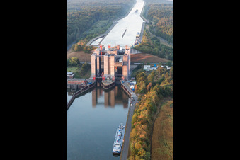 Ascenseur à bateaux et écluses sur les rives du canal latéral de l'Elbe à Scharnebeck dans le département Basse-Saxe, Allemagne d'en haut