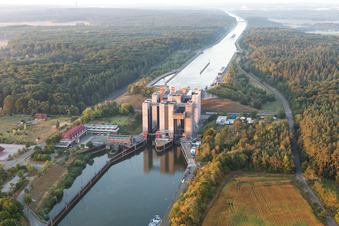 Ascenseur à bateaux et écluses sur les rives du canal latéral de l'Elbe à Scharnebeck dans le département Basse-Saxe, Allemagne hors des airs