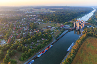 Ascenseur à bateaux et écluses sur les rives du canal latéral de l'Elbe à Scharnebeck dans le département Basse-Saxe, Allemagne vue d'en haut