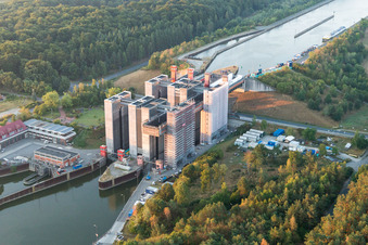 Ascenseur à bateaux et écluses sur les rives du canal latéral de l'Elbe à Scharnebeck dans le département Basse-Saxe, Allemagne depuis l'avion
