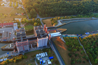 Ascenseur à bateaux et écluses sur les rives du canal latéral de l'Elbe à Scharnebeck dans le département Basse-Saxe, Allemagne vue du ciel