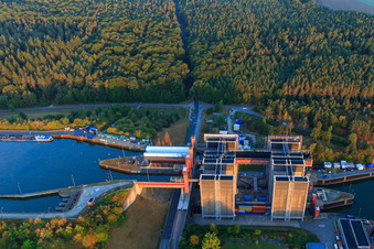 Ascenseur à bateaux et écluses sur les rives du canal latéral de l'Elbe à Scharnebeck dans le département Basse-Saxe, Allemagne vu d'un drone