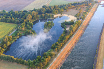 Vue aérienne de Inselsee dans la brume matinale sur le canal latéral de l'Elbe à Scharnebeck à Scharnebeck dans le département Basse-Saxe, Allemagne