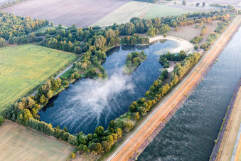 Vue aérienne de Inselsee dans la brume matinale sur le canal latéral de l'Elbe à Scharnebeck à Scharnebeck dans le département Basse-Saxe, Allemagne