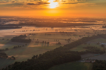 Vue aérienne de Lever de soleil sur la lande de Lunebourg à Scharnebeck dans le département Basse-Saxe, Allemagne