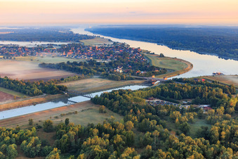 Vue aérienne de Vue du village à l'embouchure du canal latéral de l'Elbe dans l'Elbe avec une écluse depuis le sud-est à Artlenburg dans le département Basse-Saxe, Allemagne