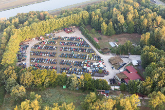 Vue aérienne de Casse automobile pour le recyclage de voitures, automobiles et véhicules d'occasion, avec démontage et vente de pièces détachées. Recyclage automobile Artlenburg Mark Sydow à Artlenburg dans le département Basse-Saxe, Allemagne