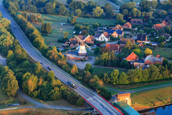 Vue aérienne de Moulin à vent Artlenburg à Artlenburg dans le département Basse-Saxe, Allemagne
