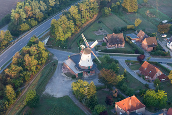 Vue aérienne de Moulin à vent historique sur le corps de ferme d'une ferme en bordure de champs cultivés à Artlenburg dans le département Basse-Saxe, Allemagne