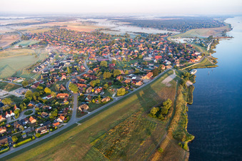 Vue aérienne de Les rives de l'Elbe à Artlenburg dans le département Basse-Saxe, Allemagne
