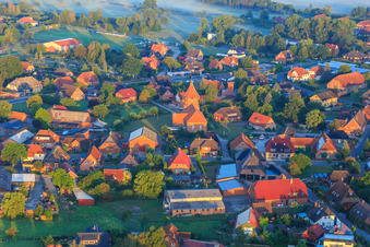 Vue aérienne de Église Saint-Nicolas Artlenburg à Artlenburg dans le département Basse-Saxe, Allemagne