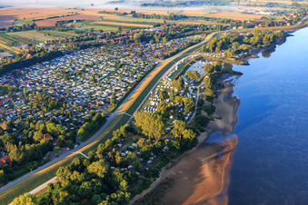 Vue aérienne de Port et camping Stover Strand des deux côtés du barrage de l'Elbe à le quartier Stove in Drage dans le département Basse-Saxe, Allemagne