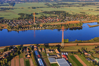 Vue aérienne de Une ligne à haute tension traverse l'Elbe à le quartier Ochsenwerder in Hamburg dans le département Hambourg, Allemagne