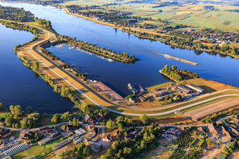 Vue aérienne de Oortkatener Hafen avec Uwe Habekost stockage de bateaux et chantier naval Marine Service Brandt GmbH à le quartier Ochsenwerder in Hamburg dans le département Hambourg, Allemagne