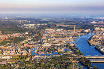 Vue aérienne de Ports maritimes sur la Süderelbe derrière le pont de la B75 à le quartier Harburg in Hamburg dans le département Hambourg, Allemagne