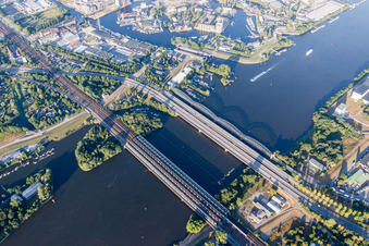 Vue aérienne de Structures de ponts fluviaux : vieux pont de l'Elbe à Harburg, pont du 17 juin, pont de l'autoroute A253 et pont ferroviaire sur l'Elbe méridionale à le quartier Wilhelmsburg in Hamburg dans le département Hambourg, Allemagne