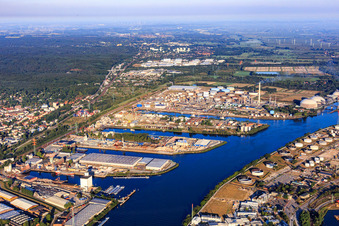 Vue aérienne de Ports maritimes 1, 2, 3 et 4 sur l'Elbe méridionale depuis l'est à le quartier Heimfeld in Hamburg dans le département Hambourg, Allemagne