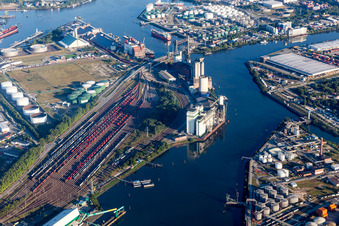 Vue aérienne de Gare de triage et gare de fret de la Deutsche Bahn à la gare maritime de Hohe Schaar et silos Hanse-Malz GmbH à Schluisgrovenhafen à le quartier Wilhelmsburg in Hamburg dans le département Hambourg, Allemagne