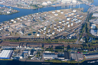 Vue aérienne de Huile minérale - parc de réservoirs surélevé du centre technologique Shell Hamburg sur la Süderelbe derrière le centre logistique DB Schenker à le quartier Wilhelmsburg in Hamburg dans le département Hambourg, Allemagne
