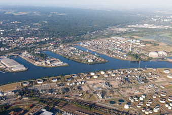 Vue aérienne de Quais et postes d'amarrage des navires dans les bassins portuaires des ports maritimes 2 à 4 sur l'Elbe méridionale à le quartier Wilhelmsburg in Hamburg dans le département Hambourg, Allemagne
