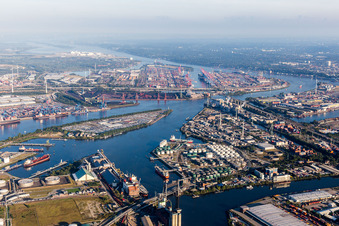 Vue aérienne de Port à conteneurs du Waltershofer Hafen derrière l'île de la BLG AutoTerminal Hamburg GmbH & Co. KG à le quartier Wilhelmsburg in Hamburg dans le département Hambourg, Allemagne