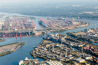Vue aérienne de Port à conteneurs du Waltershofer Hafen derrière la rambarde de H&R Ölwerke Schindler GmbH à le quartier Wilhelmsburg in Hamburg dans le département Hambourg, Allemagne
