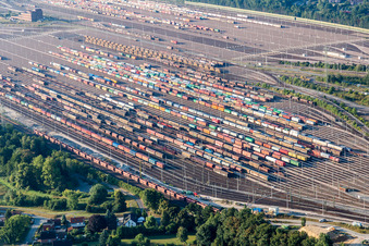 Photographie aérienne de Sections de rails et de voies sur les voies d'évitement et de manœuvre de la gare de triage et de la gare de marchandises Maschen de la Deutsche Bahn à le quartier Maschen in Seevetal dans le département Basse-Saxe, Allemagne