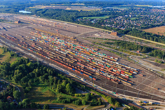 Vue oblique de Sections de rails et de voies sur les voies d'évitement et de manœuvre de la gare de triage et de la gare de marchandises Maschen de la Deutsche Bahn à le quartier Maschen in Seevetal dans le département Basse-Saxe, Allemagne
