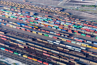 Sections de rails et de voies sur les voies d'évitement et de manœuvre de la gare de triage et de la gare de marchandises Maschen de la Deutsche Bahn à le quartier Maschen in Seevetal dans le département Basse-Saxe, Allemagne hors des airs