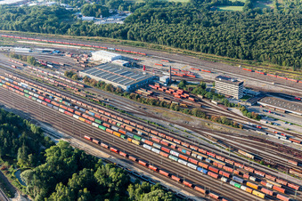 Sections de rails et de voies sur les voies d'évitement et de manœuvre de la gare de triage et de la gare de marchandises Maschen de la Deutsche Bahn à le quartier Maschen in Seevetal dans le département Basse-Saxe, Allemagne vue du ciel