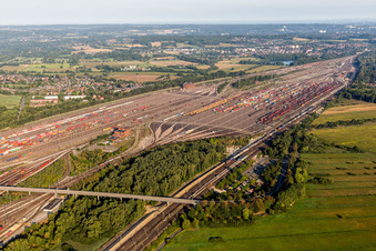 Image drone de Sections de rails et de voies sur les voies d'évitement et de manœuvre de la gare de triage et de la gare de marchandises Maschen de la Deutsche Bahn à le quartier Maschen in Seevetal dans le département Basse-Saxe, Allemagne