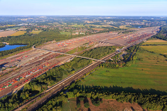 Sections de rails et de voies sur les voies d'évitement et de manœuvre de la gare de triage et de la gare de marchandises Maschen de la Deutsche Bahn à le quartier Maschen in Seevetal dans le département Basse-Saxe, Allemagne du point de vue du drone