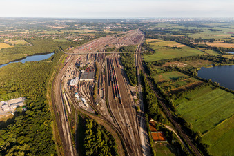 Sections de rails et de voies sur les voies d'évitement et de manœuvre de la gare de triage et de la gare de marchandises Maschen de la Deutsche Bahn à le quartier Maschen in Seevetal dans le département Basse-Saxe, Allemagne d'un drone