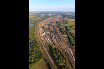 Sections de rails et de voies sur les voies d'évitement et de manœuvre de la gare de triage et de la gare de marchandises Maschen de la Deutsche Bahn à le quartier Maschen in Seevetal dans le département Basse-Saxe, Allemagne vu d'un drone