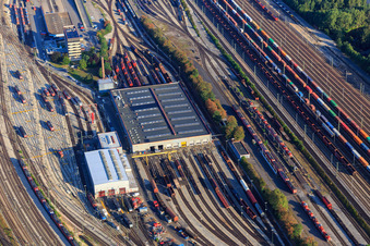 Photographie aérienne de Sections de rails et de voies sur les voies d'évitement et de manœuvre de la gare de triage et de la gare de marchandises Maschen de la Deutsche Bahn à le quartier Maschen in Seevetal dans le département Basse-Saxe, Allemagne