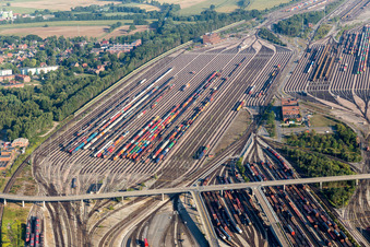 Vue oblique de Sections de rails et de voies sur les voies d'évitement et de manœuvre de la gare de triage et de la gare de marchandises Maschen de la Deutsche Bahn à le quartier Maschen in Seevetal dans le département Basse-Saxe, Allemagne