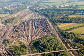 Sections de rails et de voies sur les voies d'évitement et de manœuvre de la gare de triage et de la gare de marchandises Maschen de la Deutsche Bahn à le quartier Maschen in Seevetal dans le département Basse-Saxe, Allemagne d'en haut