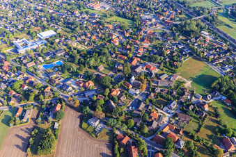 Vue aérienne de Oberschule am Buchwedel et piscine extérieure Stelle du sud-est à Stelle dans le département Basse-Saxe, Allemagne