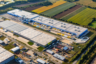 Vue aérienne de Complexe immobilier et terrain du centre logistique d'Amazon Logistik Winsen GmbH - HAM2 (Luhe) à le quartier Luhdorf in Winsen dans le département Basse-Saxe, Allemagne