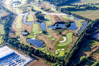 Vue aérienne de Terrains des parcours de golf Green Eagle (Luhe) à le quartier Luhdorf in Winsen dans le département Basse-Saxe, Allemagne