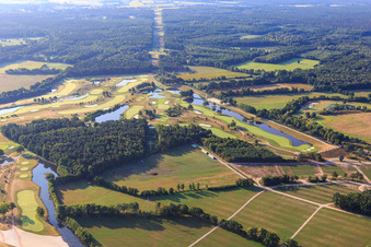 Vue oblique de Terrains des parcours de golf Green Eagle (Luhe) à le quartier Luhdorf in Winsen dans le département Basse-Saxe, Allemagne