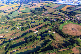 Terrains des parcours de golf Green Eagle (Luhe) à le quartier Luhdorf in Winsen dans le département Basse-Saxe, Allemagne du point de vue du drone