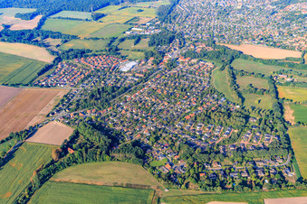 Vue aérienne de Vue de la ville depuis l'est à Reppenstedt dans le département Basse-Saxe, Allemagne