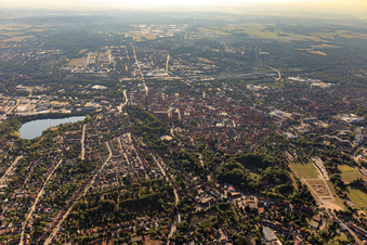 Vue aérienne de Vue de la ville depuis l'ouest à Lüneburg dans le département Basse-Saxe, Allemagne